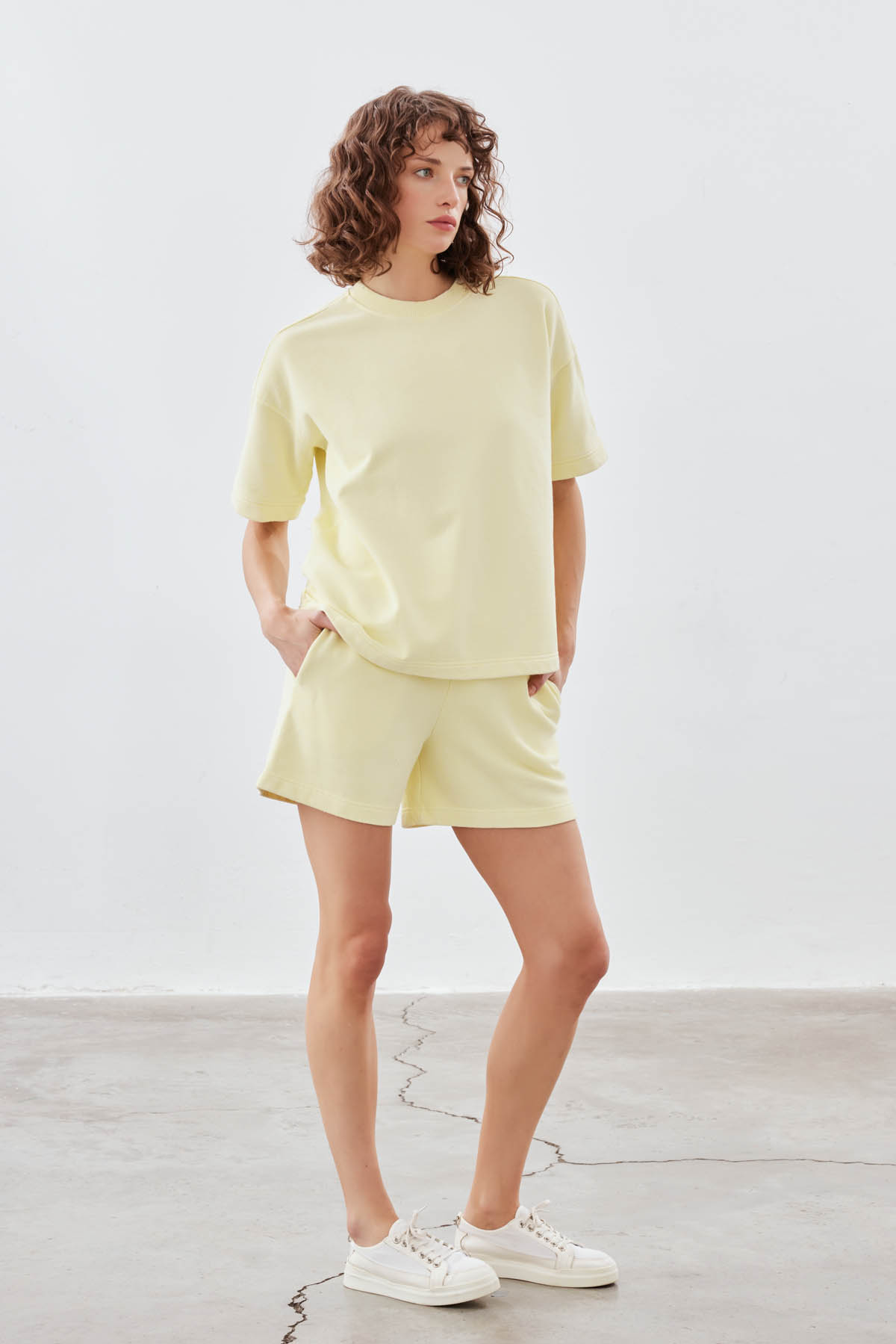 Kadın Pamuklu Yıkamalı Üç İplik Kısa Kollu T-shirt