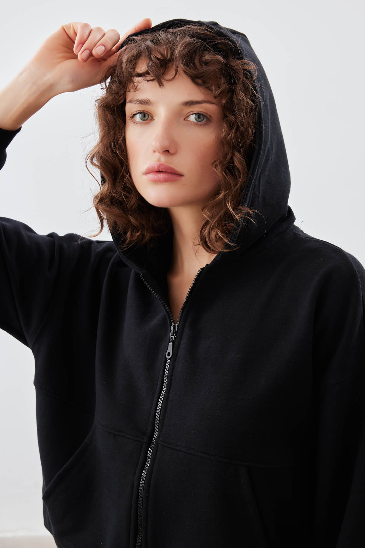 Kadın Pamuklu Üç İplik Cepli Kapişonlu Uzun Kollu Sweatshirt