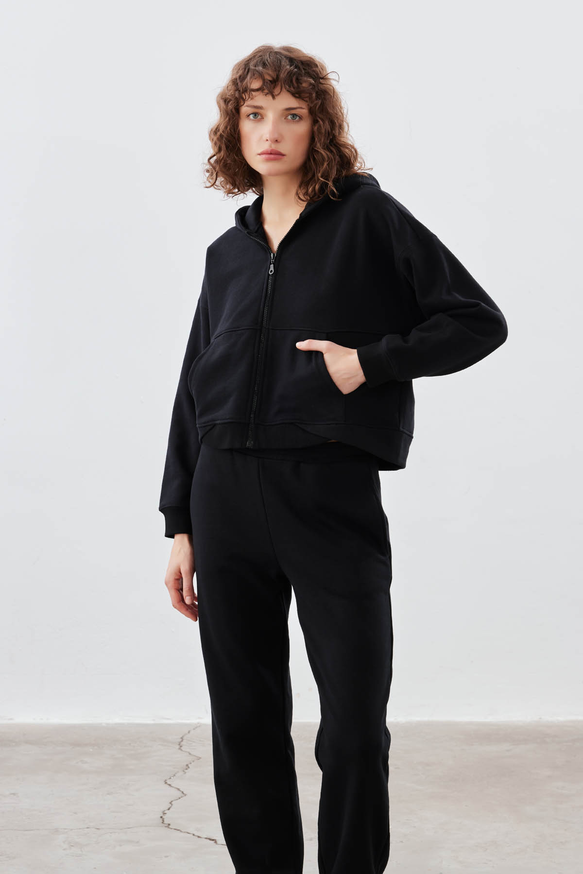 Kadın Pamuklu Üç İplik Cepli Kapişonlu Uzun Kollu Sweatshirt