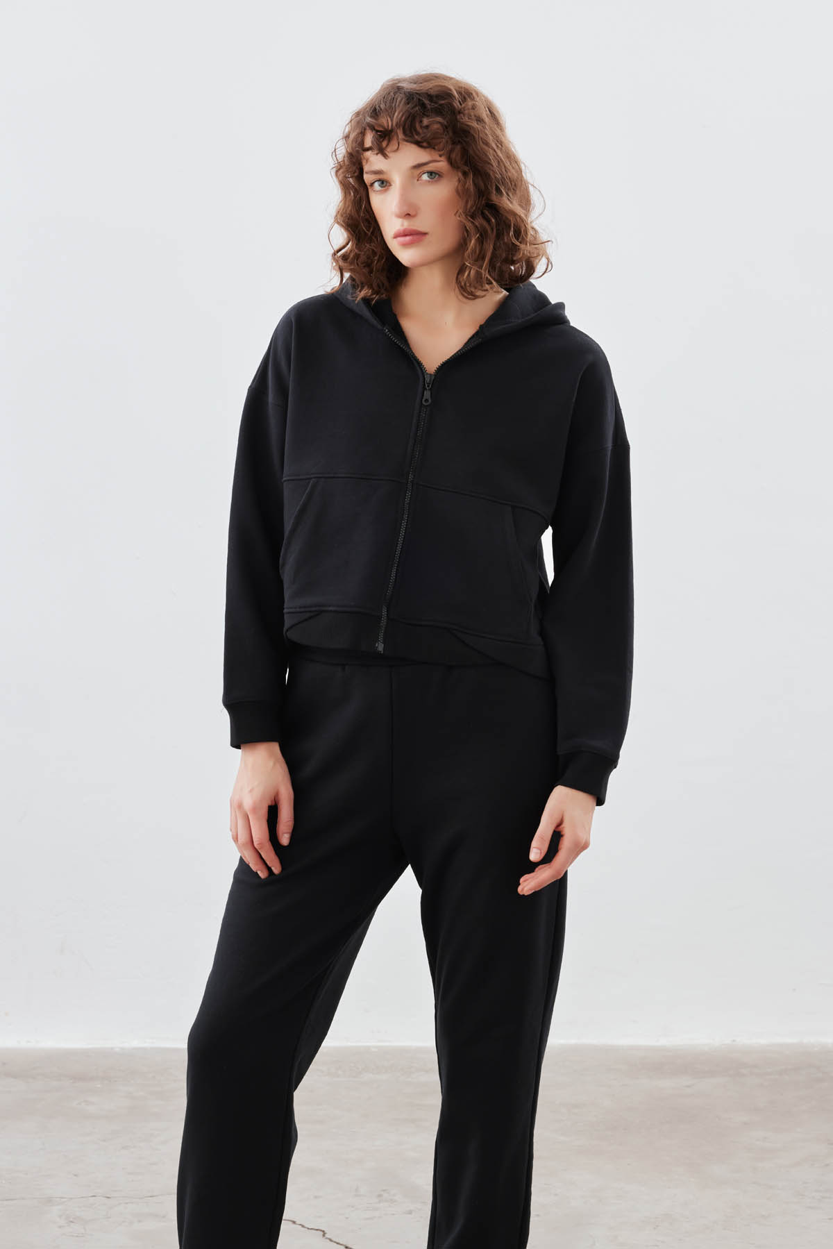 Kadın Pamuklu Üç İplik Cepli Kapişonlu Uzun Kollu Sweatshirt