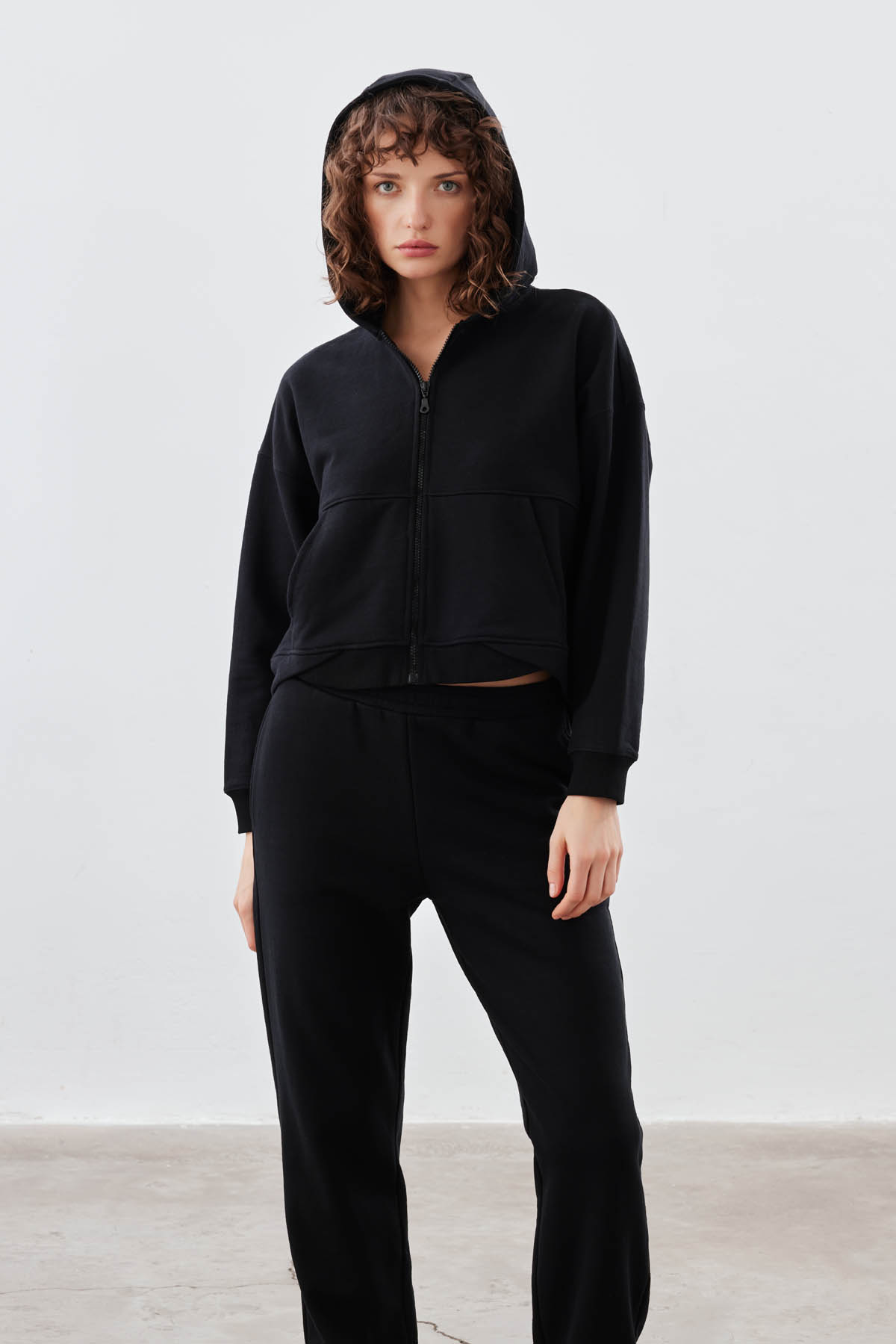 Kadın Pamuklu Üç İplik Cepli Kapişonlu Uzun Kollu Sweatshirt