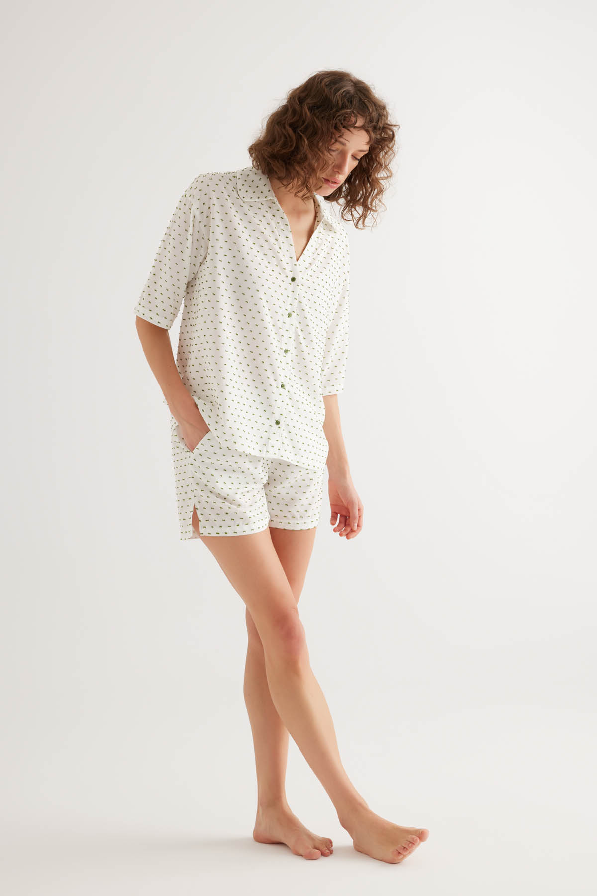 Kadın Dokuma Yırtmaç Detaylı Cepli Şort