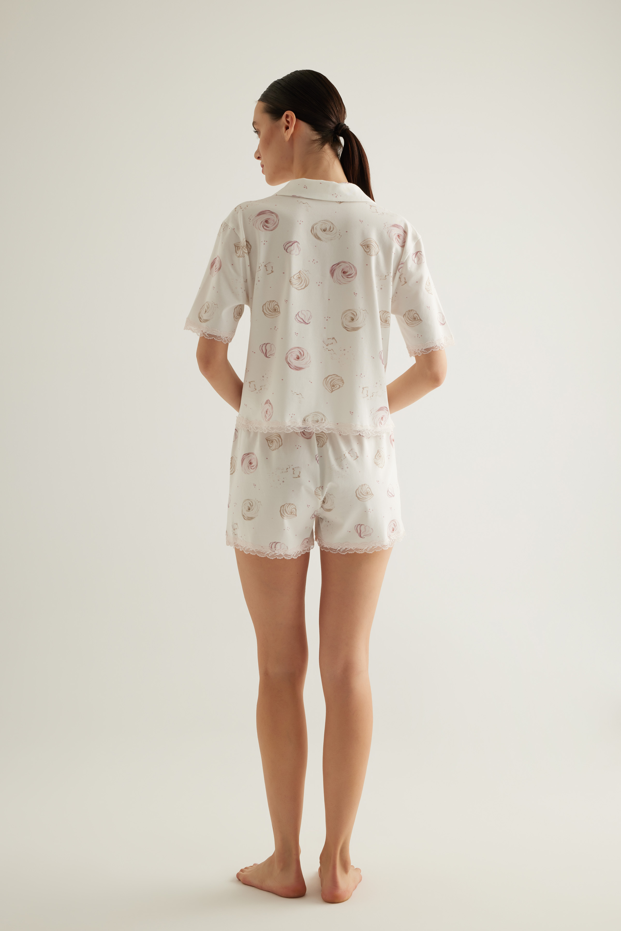 Kadın Pamuklu Kısa Kollu Dantel Detaylı Gömlek Pijama Üstü