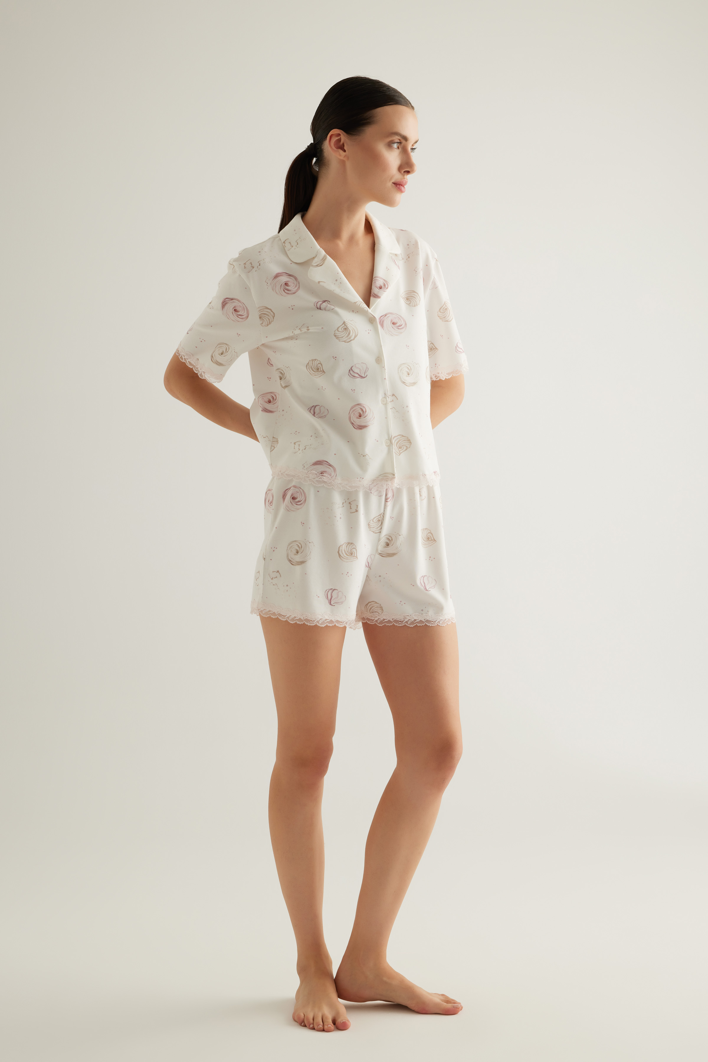 Kadın Pamuklu Kısa Kollu Dantel Detaylı Gömlek Pijama Üstü