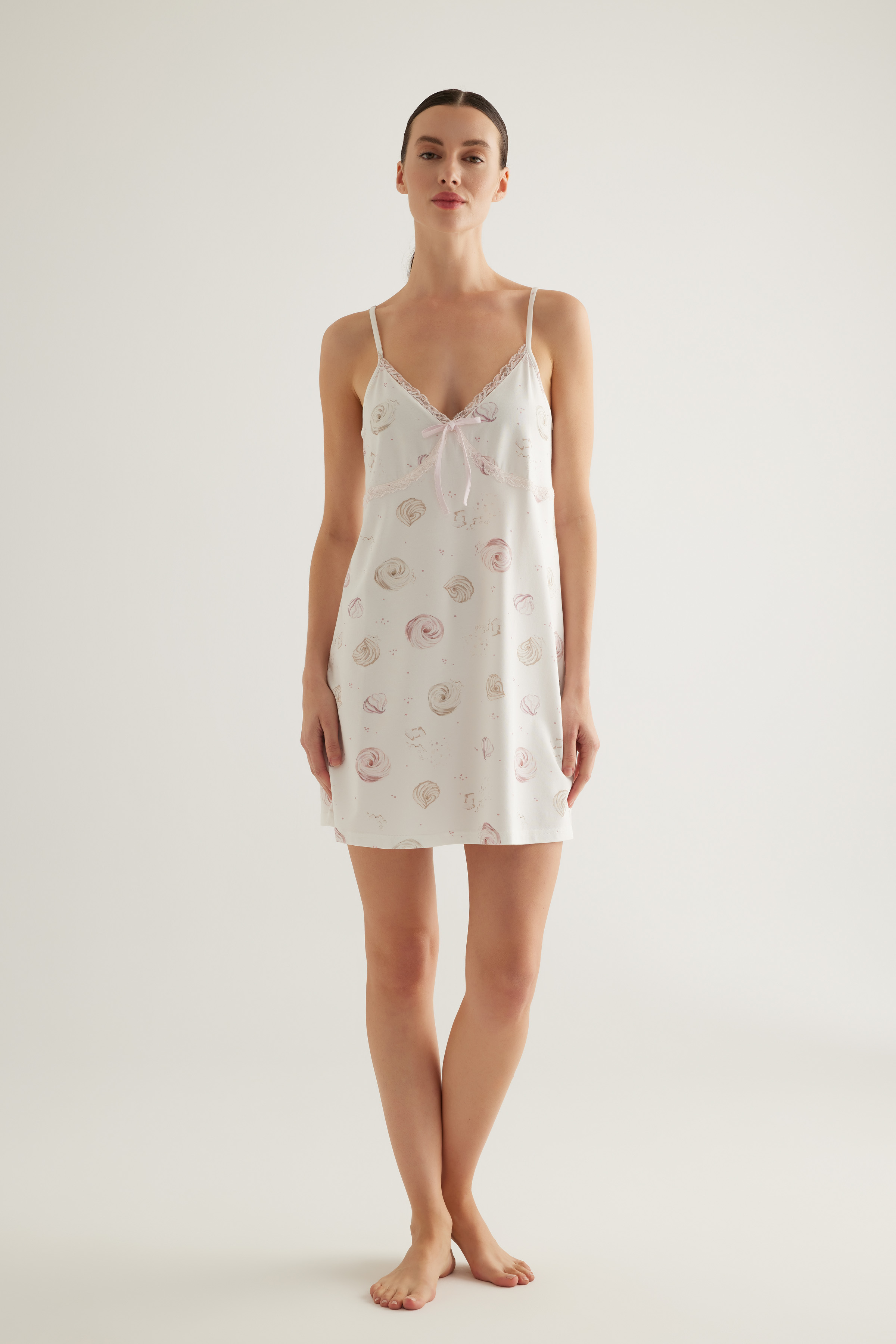 Kadın Pamuklu V Yaka Dantel Detaylı İnce Askılı Gecelik