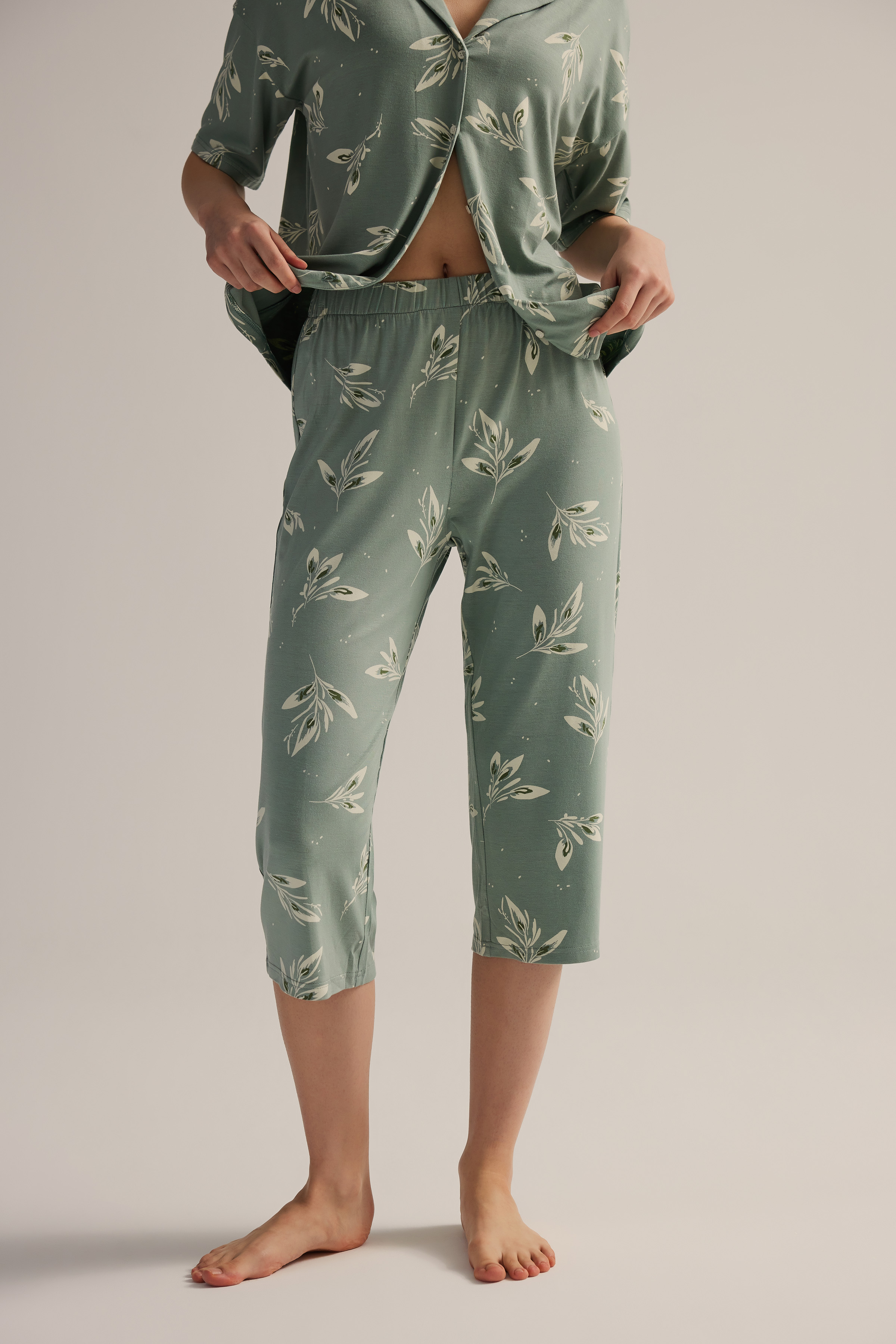 Kadın Viskon Kısa Kollu Gömlek Kapri Pijama Takımı