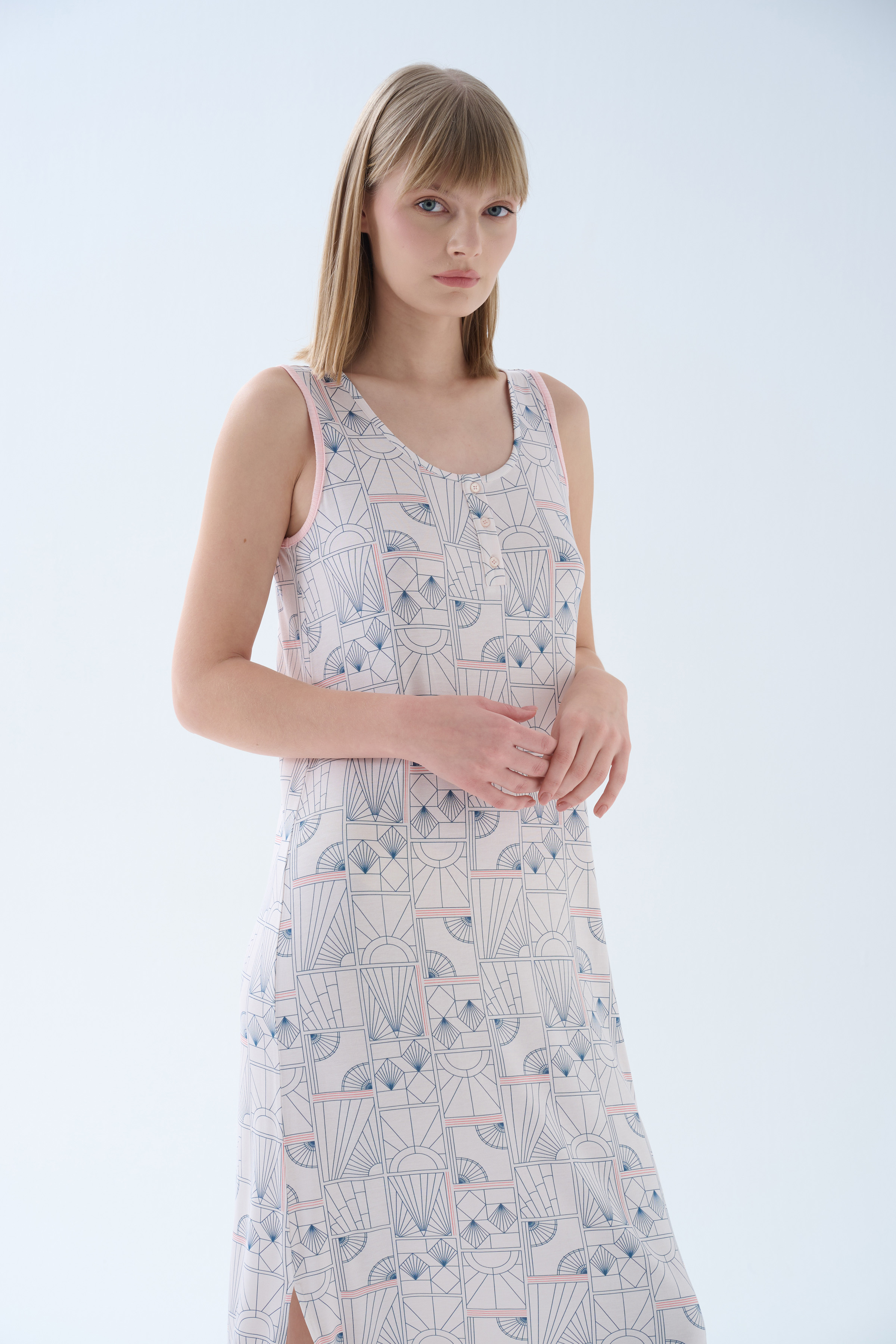 Kadın Viskoz Patlı Yırtmaç Detaylı Kolsuz Gecelik