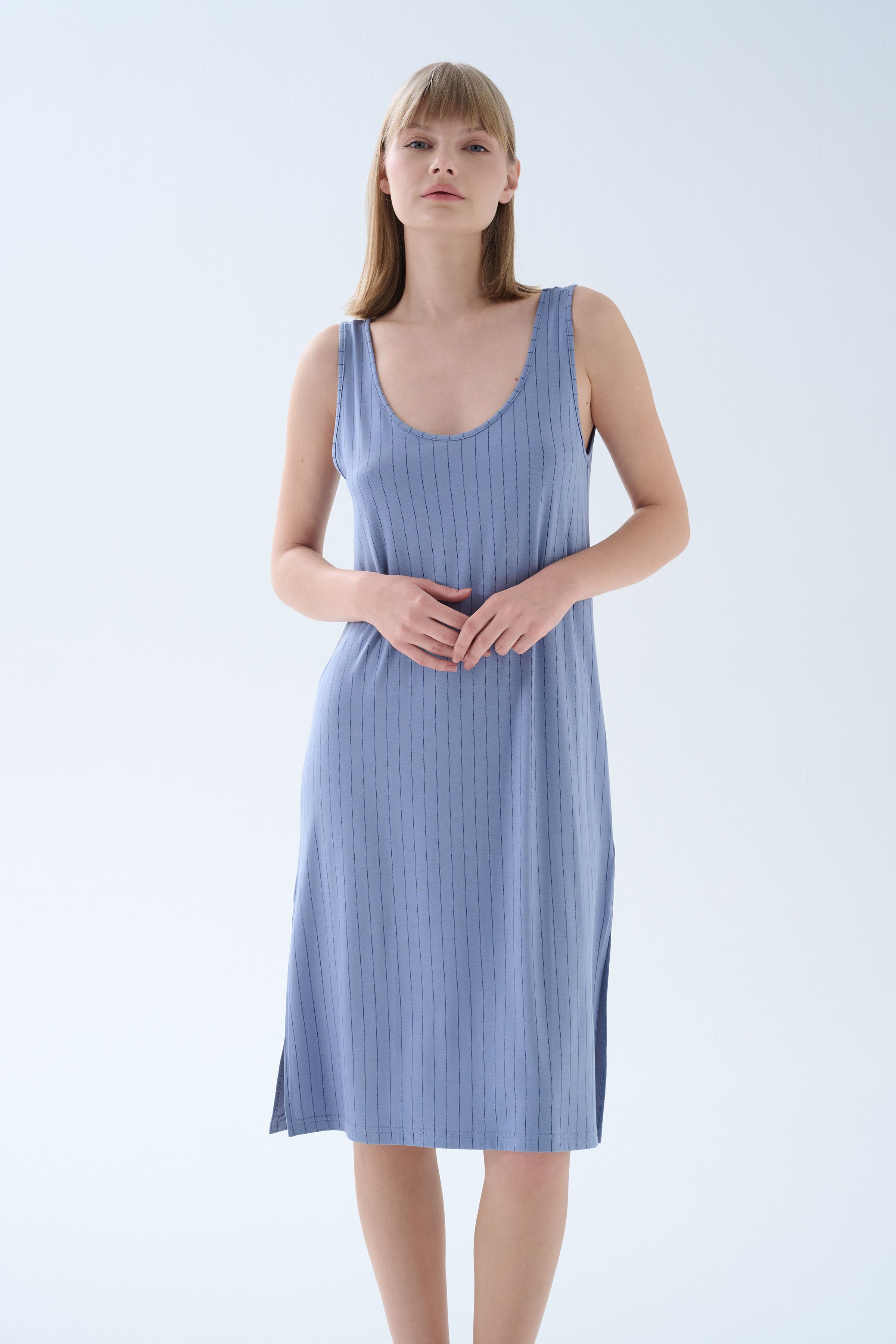 Kadın Viskoz Kalın Askılı Yırtmaç Detaylı Gecelik