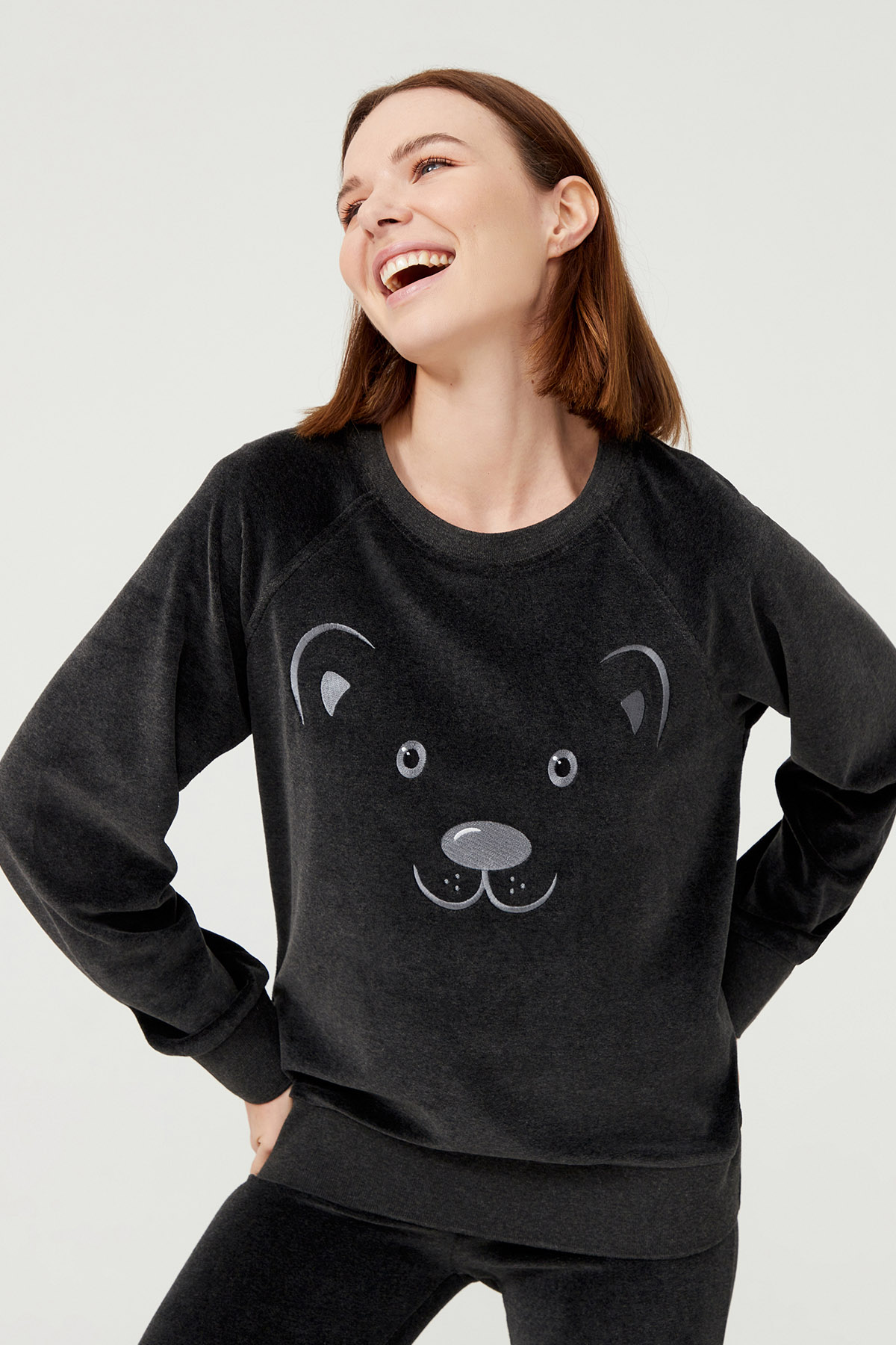 Kadın Kadife Ayıcık Nakışlı Manşetli Uzun Kollu Sweatshirt