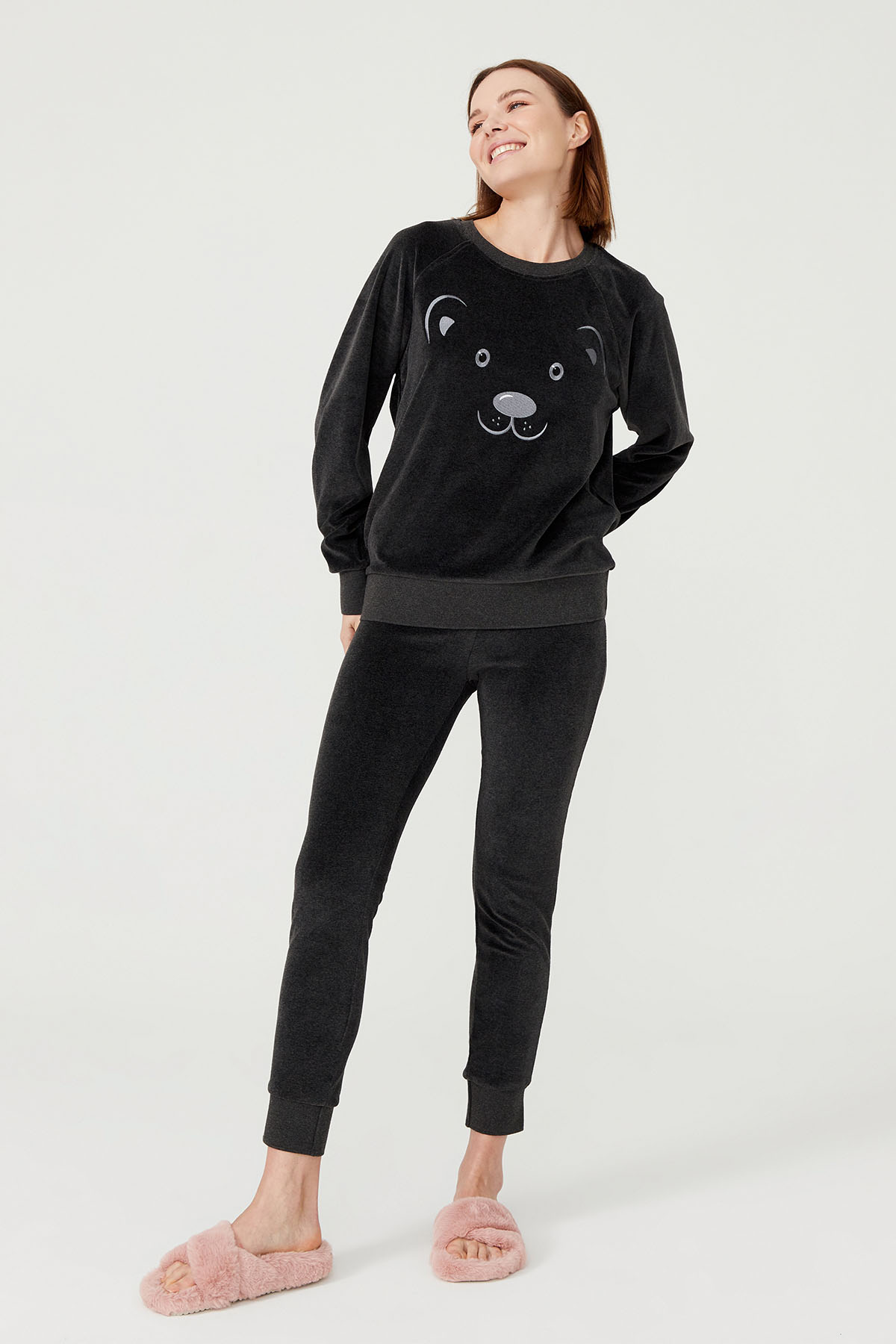Kadın Kadife Ayıcık Nakışlı Manşetli Uzun Kollu Sweatshirt