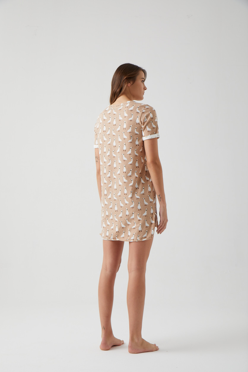 Kadın Ördek Baskılı Yırtmaç Detaylı Kısa Kollu Gecelik