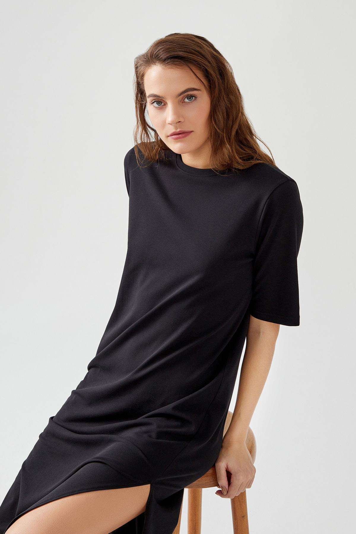 Kadın Kısa Kollu Yandan Yırtmaçlı T-shirt Form Elbise
