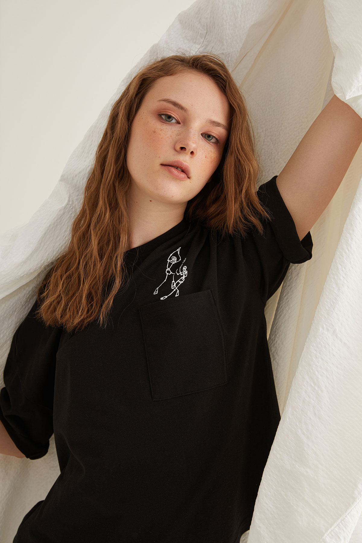 Kadın Pamuklu Cepli Baskı Detaylı Kısa Kollu T-shirt
