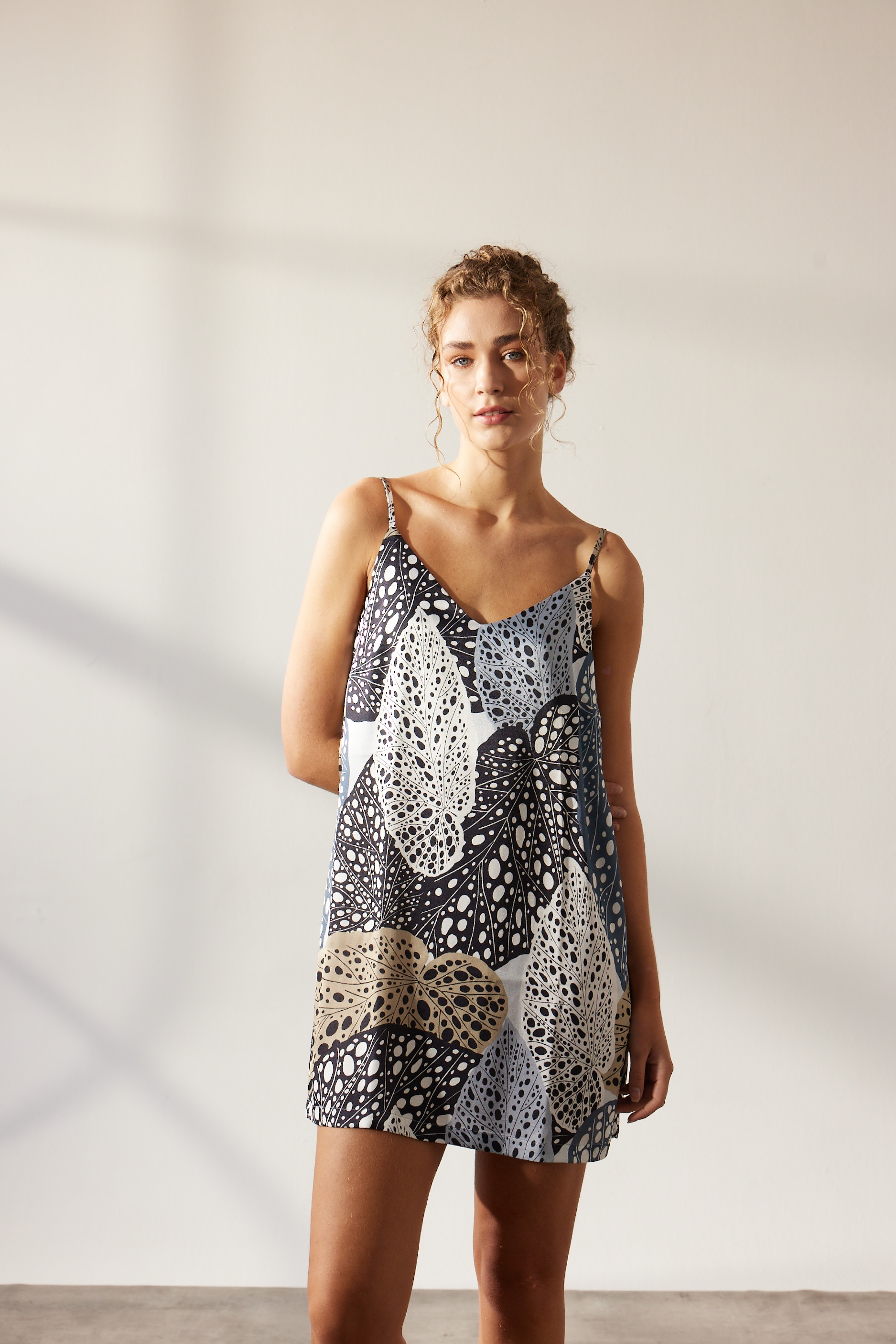 Kadın Vegan Dokuma Ayarlanır İp Askılı V Yaka  Elbise